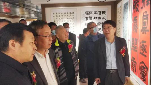有關(guān)領(lǐng)導(dǎo)和嘉賓觀看展覽