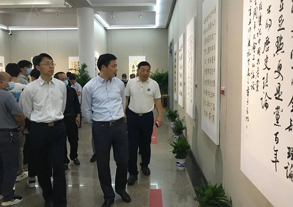 領導嘉賓觀看展覽