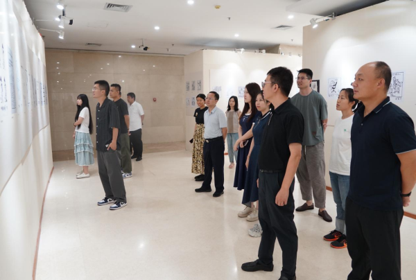 以漫畫(huà)為鑒：中國(guó)書(shū)協(xié)青年理論學(xué)習(xí)小組參觀學(xué)習(xí)《華君武漫畫(huà)展》